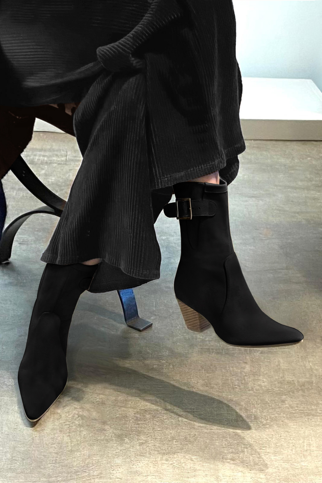 Matt black women's ankle boots with a zip on the inside. Tapered toe. Medium cone heels. Worn view - Florence KOOIJMAN